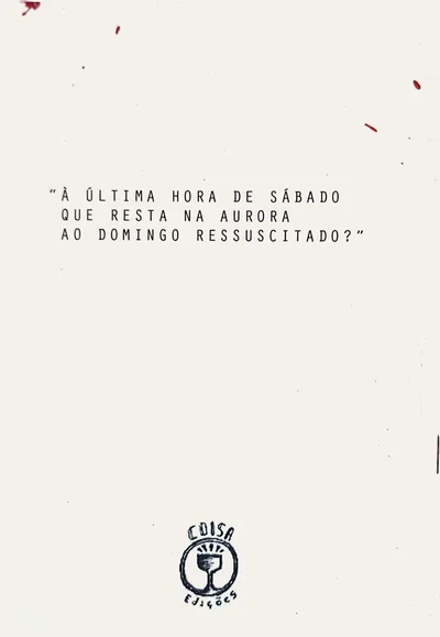 Back cover of Zumbi: in quotation marks, in typewriter capitals, “À última hora de sábado / que resta na aurora / ao domingo ressuscitado?”, with red spatters and, at the bottom, the Coisa Edições imprint.